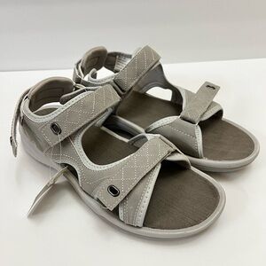 New Women’s Eddie Bauer walking sandals size 9.5